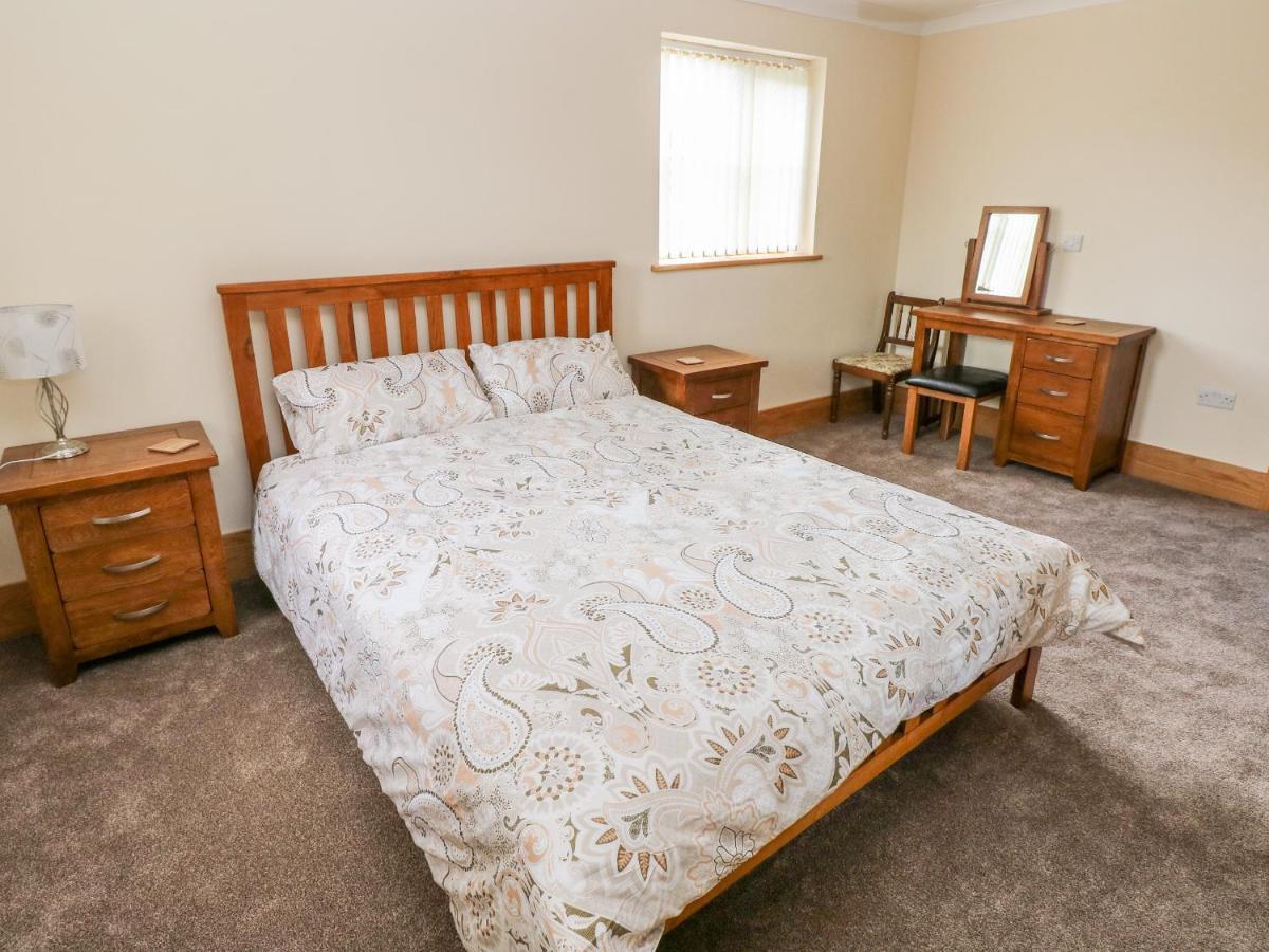 Grooms Quarters At Pant Y Gaseg Farm Ammanford Bagian luar foto
