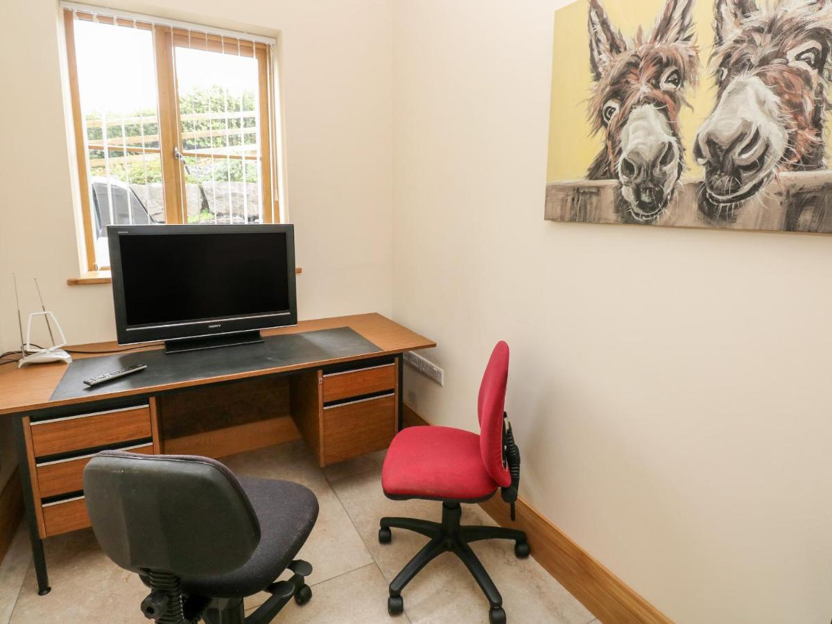 Grooms Quarters At Pant Y Gaseg Farm Ammanford Bagian luar foto
