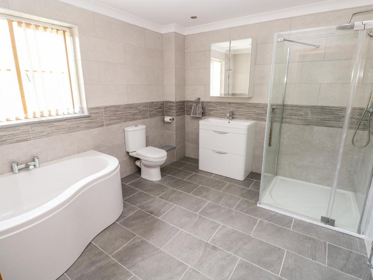 Grooms Quarters At Pant Y Gaseg Farm Ammanford Bagian luar foto