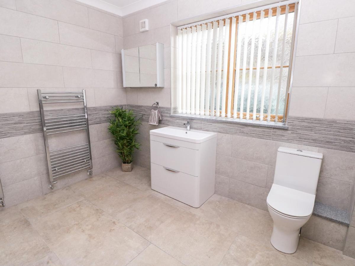 Grooms Quarters At Pant Y Gaseg Farm Ammanford Bagian luar foto