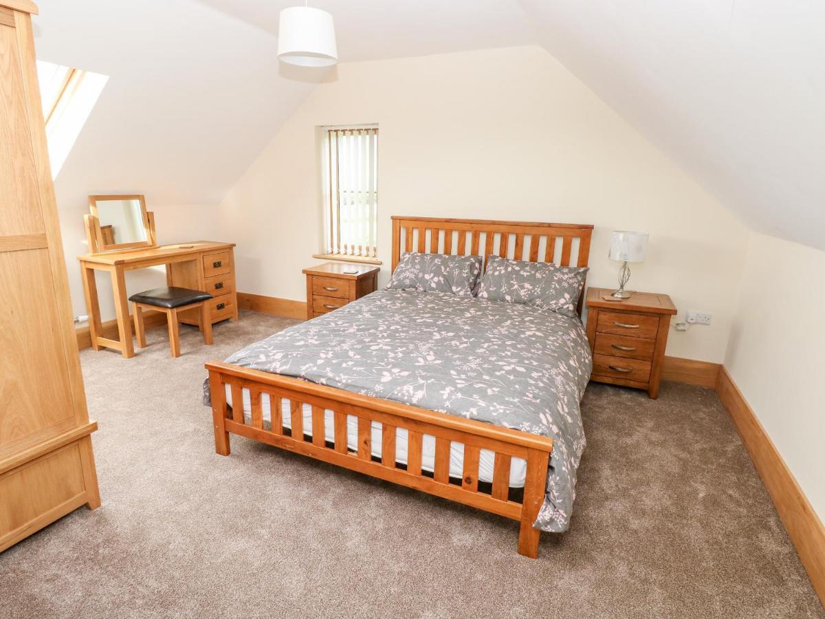 Grooms Quarters At Pant Y Gaseg Farm Ammanford Bagian luar foto