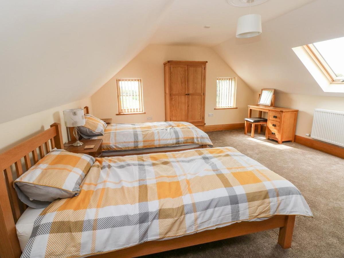 Grooms Quarters At Pant Y Gaseg Farm Ammanford Bagian luar foto