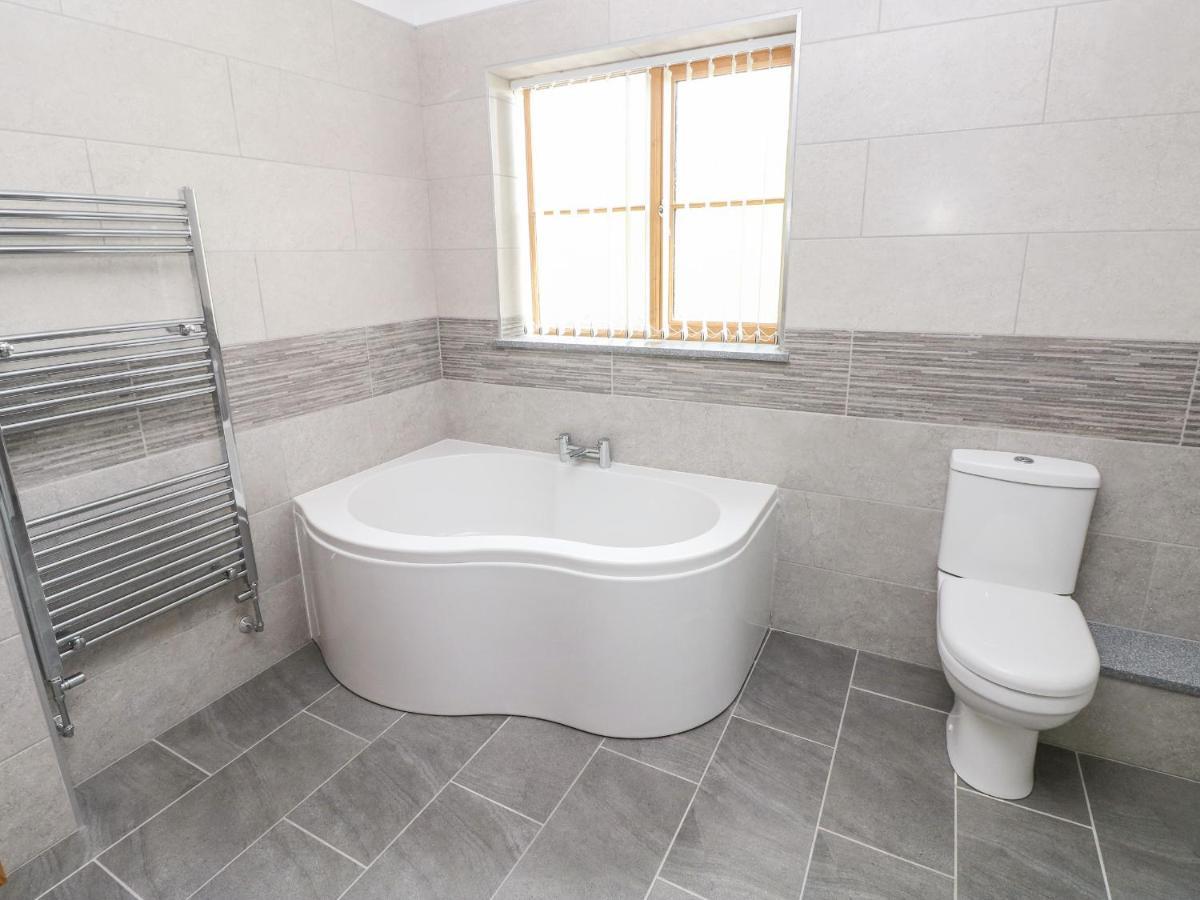 Grooms Quarters At Pant Y Gaseg Farm Ammanford Bagian luar foto